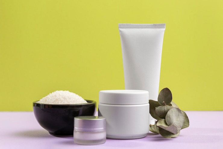 Photo gratuit récipients cosmétiques avec bol de sel