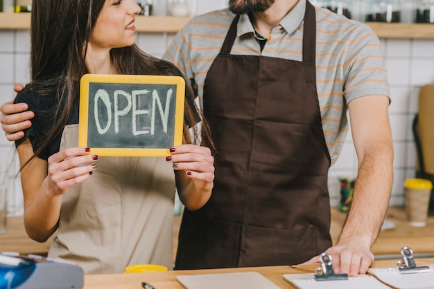 Récolte des barmen avec écriture ouverte