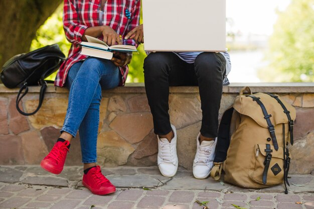 Récolte les étudiants avec un gadget et des livres