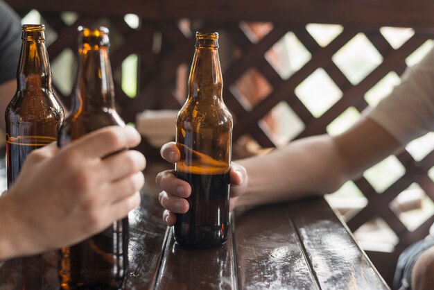 Récolte des mains avec de la bière au pub