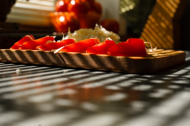 Récolte de tomates coupées et de fromage râpé.