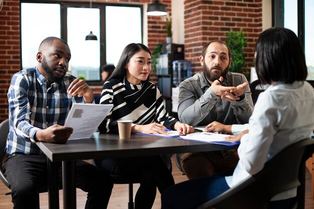 Les recruteurs examinent le CV d'une candidate