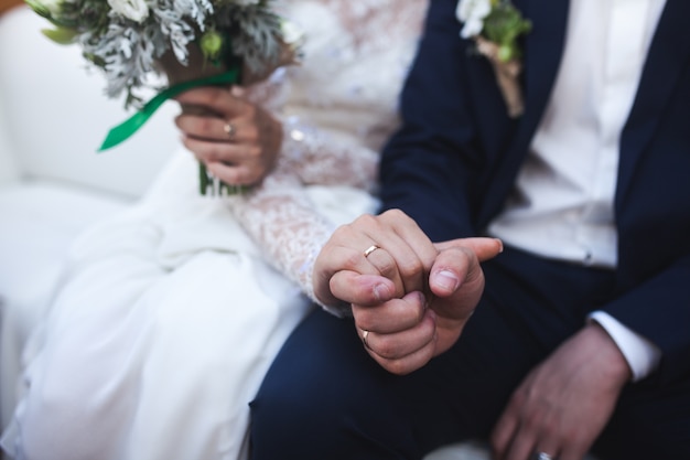 Recueillir les mains de mariée et de marié