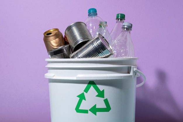 Photo gratuite recyclage minimal avec des bouteilles et des canettes en plastique