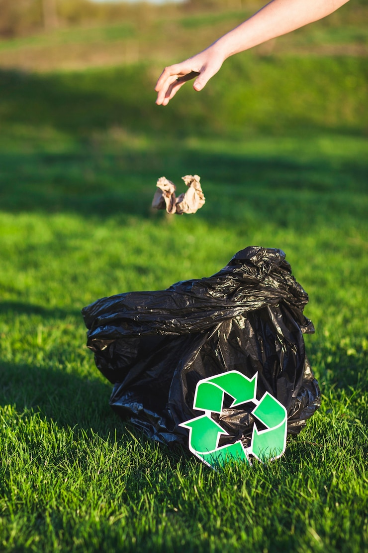 Photo gratuit recycler le concept avec une femme collecte des ordures
