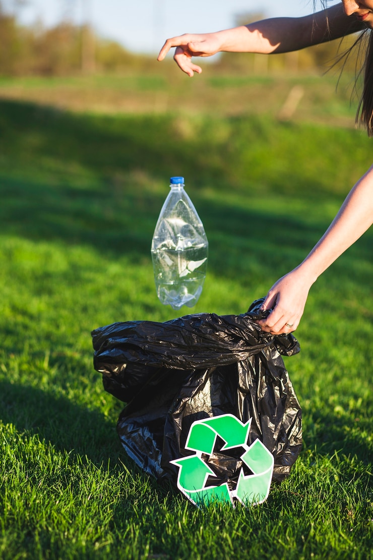 Photo gratuit recycler le concept avec une femme collecte des ordures