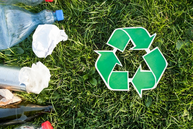 Photo gratuite recycler le fond avec le signe de recyclage et les ordures