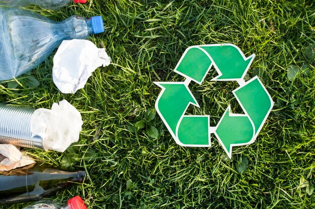 Recycler le fond avec le signe de recyclage et les ordures