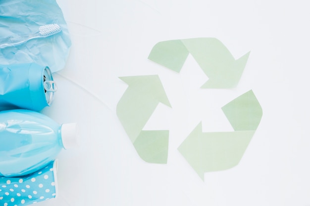 Photo gratuite recycler le logo avec des déchets colorés