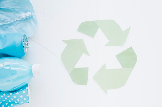 Recycler le logo avec des déchets colorés