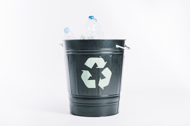 Recycler le seau avec des bouteilles en plastique sur fond blanc