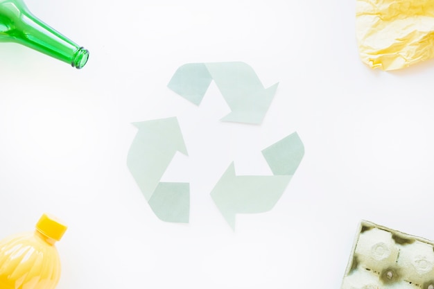 Recycler le symbole avec des déchets dans les coins