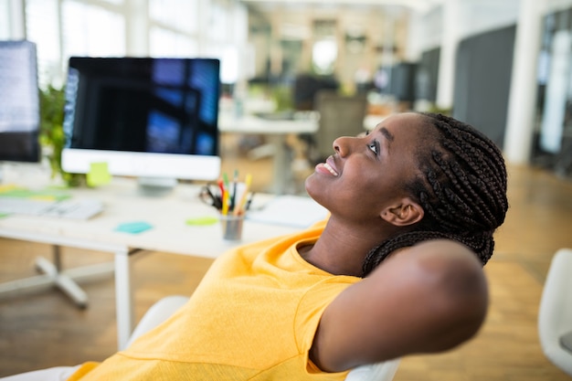 Photo gratuite réfléchi graphiste femme souriante