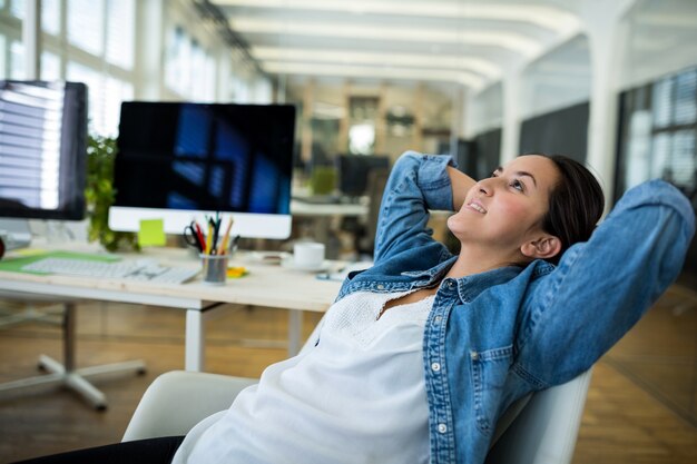 Réfléchi graphiste femme souriante