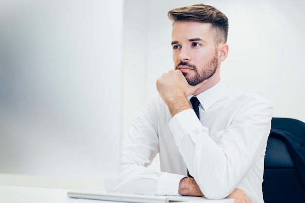 Réfléchi homme regardant un écran