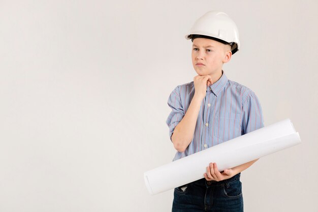 Réfléchi jeune travailleur de la construction