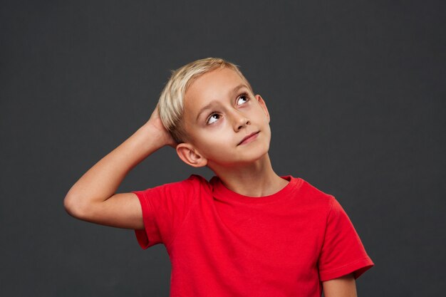 Réfléchi mignon petit garçon enfant