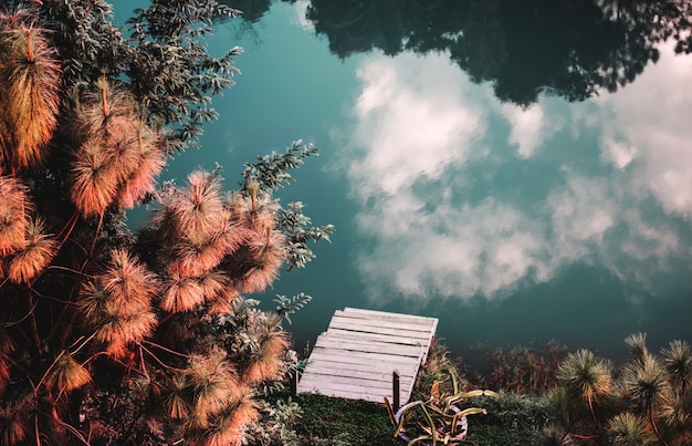 Photo gratuite reflet de cloudscape à la surface de la rivière