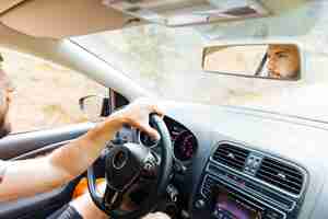 Photo gratuite reflet dans le miroir de l'homme au volant