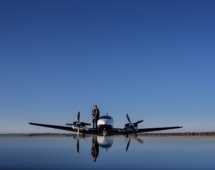 Photo gratuit reflet d'un hélicoptère et d'un couple amoureux et ciel bleu, rendez-vous romantique inoubliable