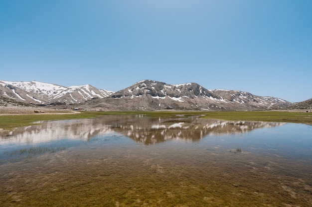 Photo gratuite reflet des montagnes dans l'eau du lac