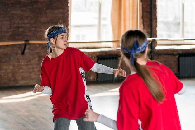 Réflexion de fille dansant dans le studio