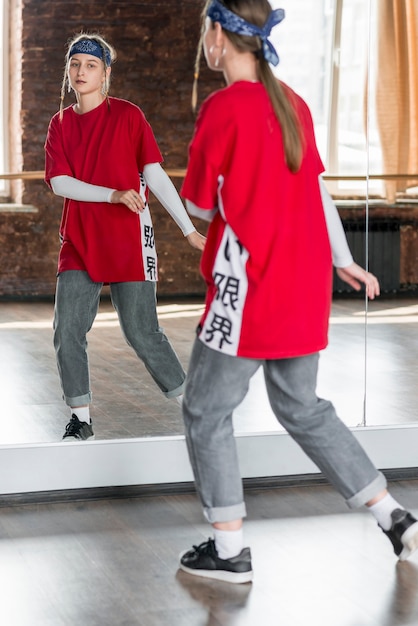 Réflexion d&#39;une jeune femme qui danse dans le studio