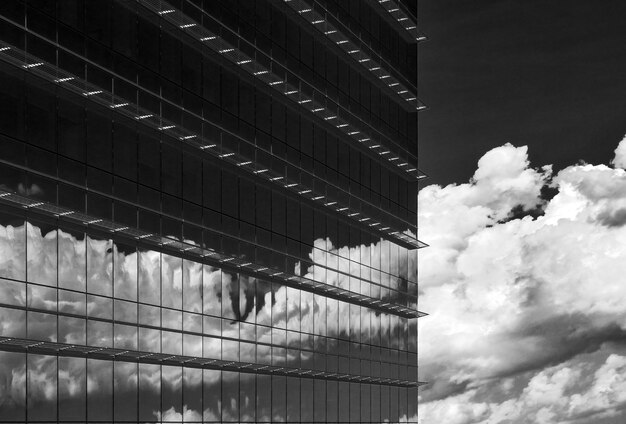 Réflexion de nuages en niveaux de gris dans un bâtiment