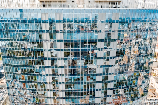 Réflexion de rue sur la façade d'un bâtiment en acier et verre