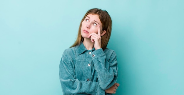 Avec un regard concentré se demandant avec une expression douteuse regardant vers le haut et sur le côté