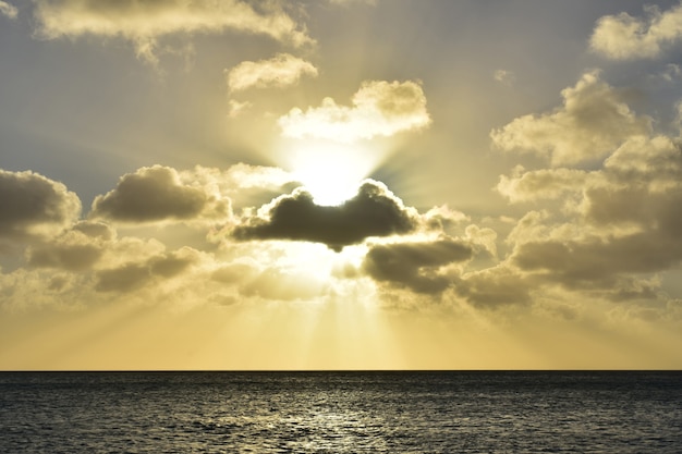 Photo gratuite regard à couper le souffle sur le ciel au coucher du soleil sur l'océan.