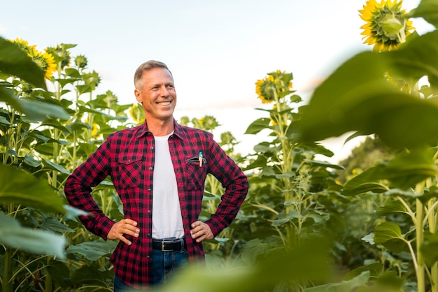 Photo gratuite regardant fièrement l'homme dans un champ