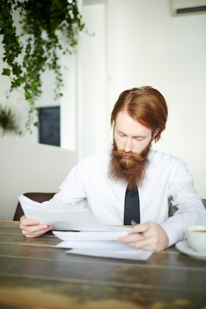 Regardant à travers les papiers