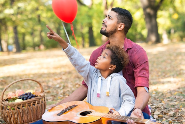 Regarde papa, il y a un tamia sur l'arbre