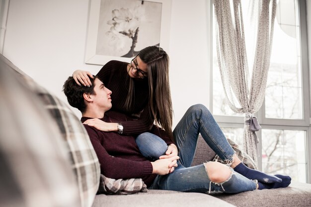 Regarder la chambre du salon jeune belle