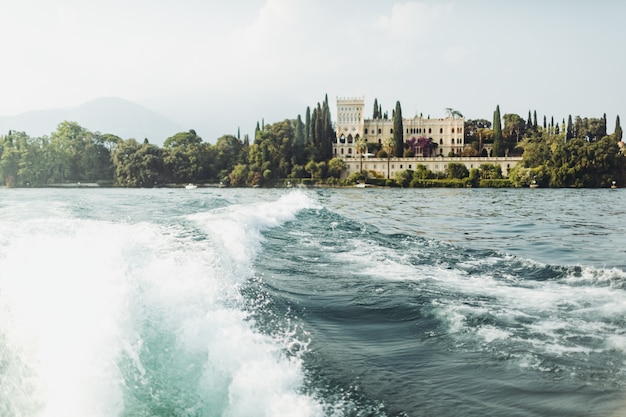 Regardez d&#39;un bateau à la belle propriété sur le rivage. Italie