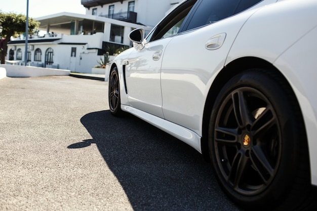 Regardez derrière la voiture blanche à la maison blanche