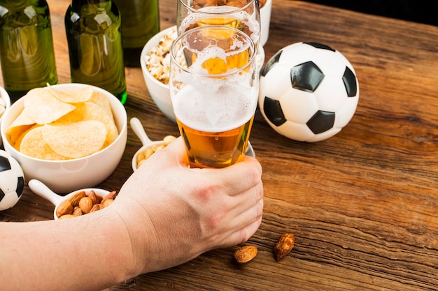 Regardez Le Football En Direct Préparer De La Bière Et Des Collations