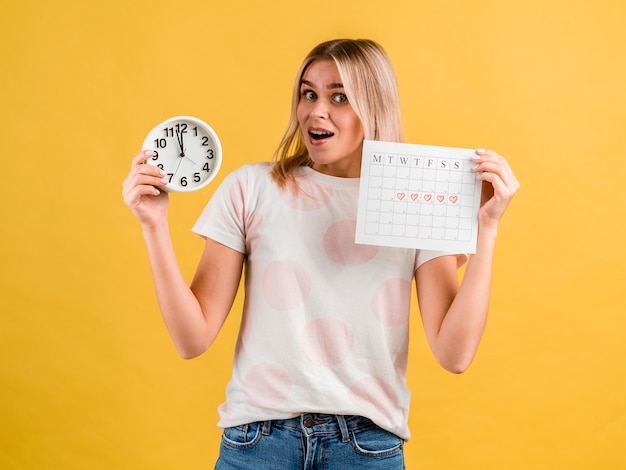 Regardez l'heure et le calendrier vue de face