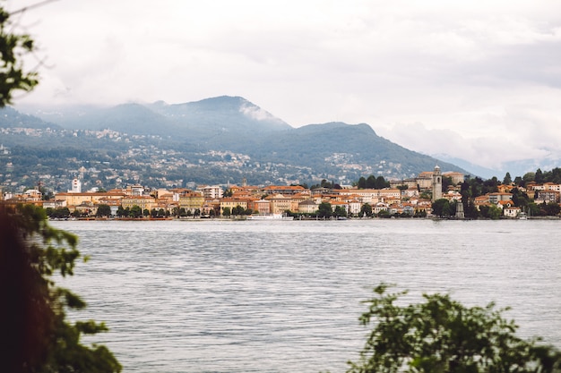 Regardez de loin le lac avant les montagnes couvertes de brouillard