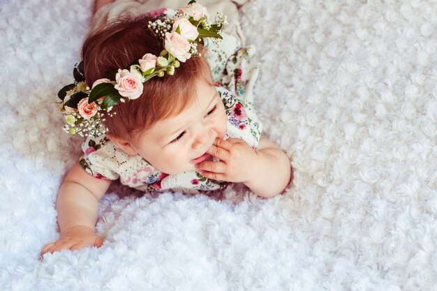 Regardez par le haut dans une charmante petite fille allongée sur une couverture moelleuse dans le panier