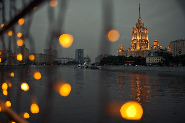 Regardez à travers les lampes à la ville brillante de Moscou