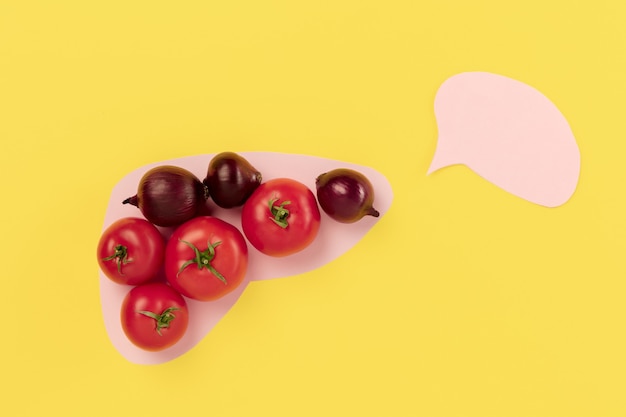 Photo gratuite régime de cholestérol et alimentation saine alimentation nutritionnelle pour le concept de réduction des maladies cardiovasculaires avec des légumes frais dans du foie de papier sur fond jaune. composition conceptuelle avec copyspace