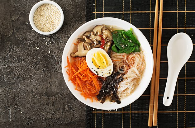 Régime végétarien bol de soupe aux nouilles de champignons shiitake, carotte et œufs durs. Nourriture japonaise. Vue de dessus. Mise à plat
