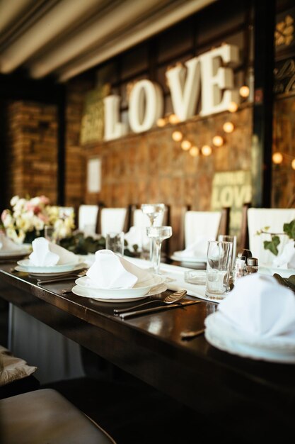 Réglage de la table à manger à la réception de mariage.