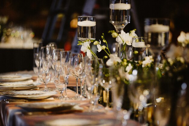 Réglage de la table en mettant l'accent sur les gobelets et les assiettes