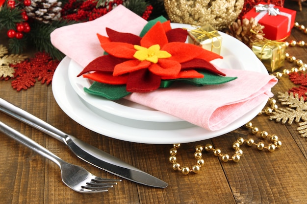Réglage de la table de noël avec des décorations festives se bouchent
