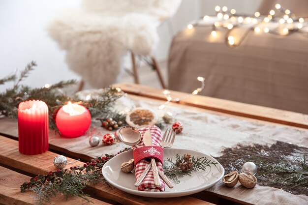 Réglage de la table pour un dîner de fête de Noël