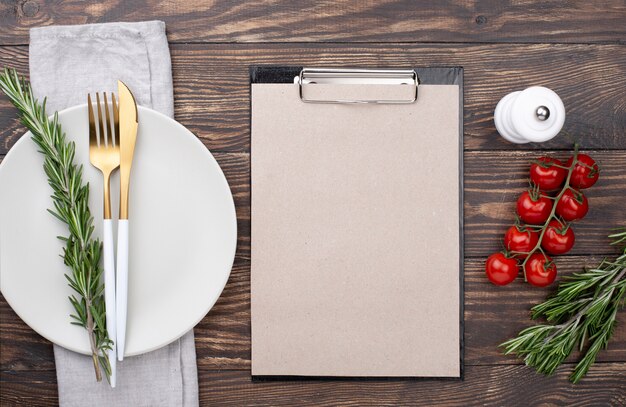 Réglage de table vue de dessus avec presse-papiers