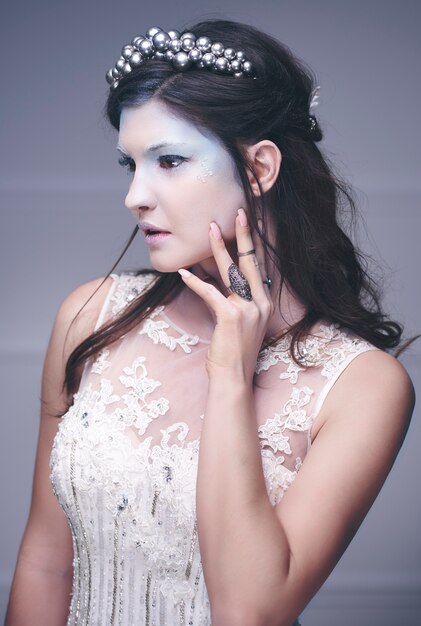 Reine des glaces sérieuse et réfléchie au studio shot